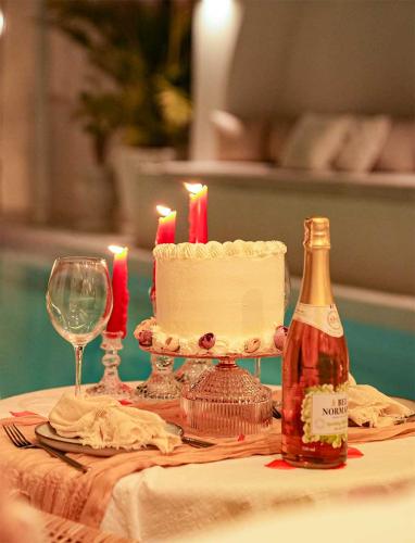 poolvilla-romantic-bedroom-02