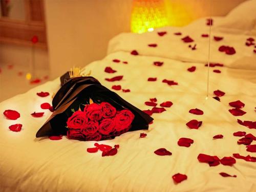 poolvilla-romantic-bedroom-03